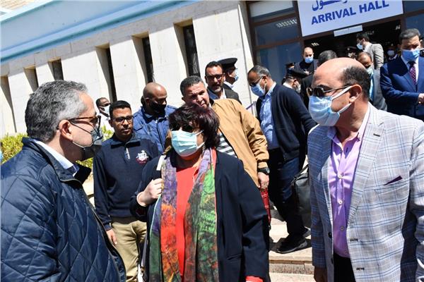 وزراء السياحة والأثار والثقافة ومحافظ أسوان يوزعون الهدايا التذكارية 