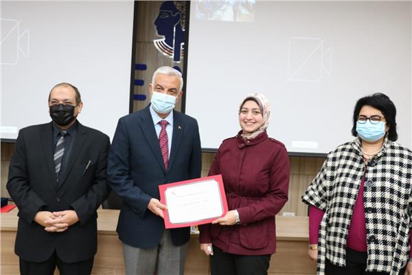 رئيس جامعة المنوفية يكرم المتميزين بمركز إبداع مصر الرقمية