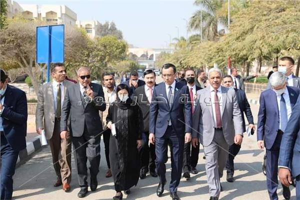 رئيس جامعة الأزهر يصطحب رئيس مجلس الشيوخ  الكازاخستاني في جولة تفقدية للحرم الجامعي 