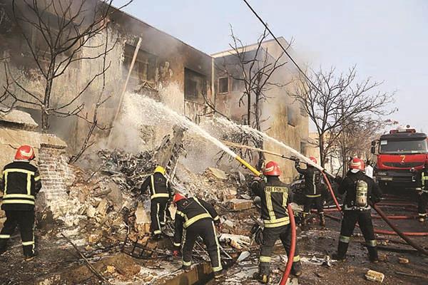 رجال الإطفاء يحاولون إخماد النيران  بعد سقوط الطائرة      