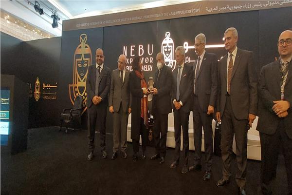 وزير التموين يكرم رواد صناعة الذهب