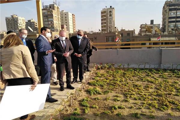 اللواء أحمد جودة ووفد من السفارة السويدية خلال تفقدهم لزراعة أسطح المناطق