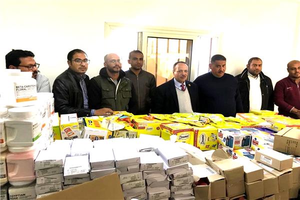 رجال الجمارك بسفاجا وأمامهم المضبوطات 