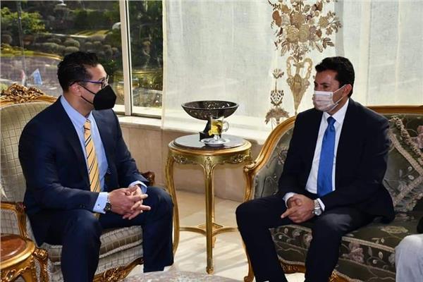 أحمد عبد اللطيف مع وزير الشباب والرياضة