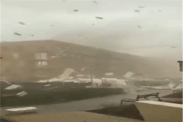 سقوط رافعة بناء على عمال في بولندا بسبب العاصفة يونيس 