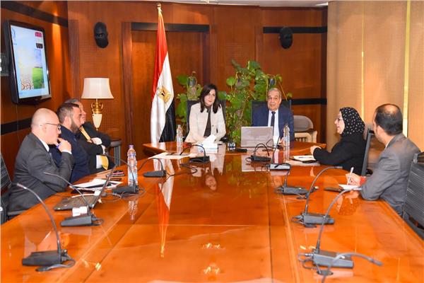 وزيرة الهجرة تستقبل وزير الإنتاج الحربي 
