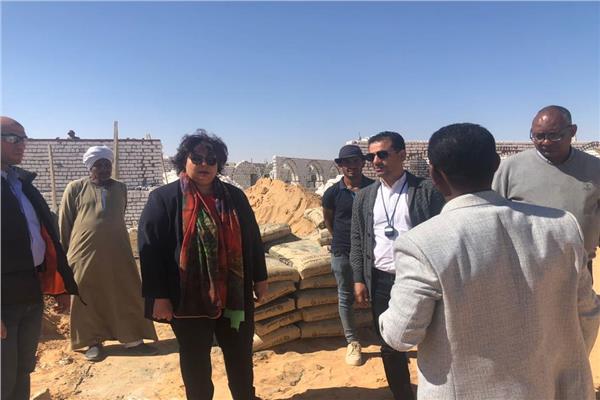 وزيرة الثقافة خلال تفقدها الأعمال الإنشائية لقصر ثقافة أبوسمبل