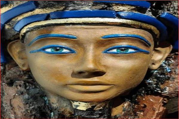 أحد التوابيت التي تحمل عيون زرقاء 