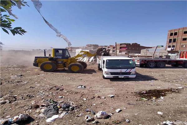 إحالة المخالف للنيابه مع استمرار حملات النظافه بالقريه بالمنيا 
