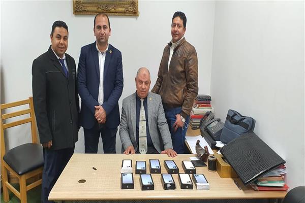 جمارك مطار برج العرب الدولي تضبط  تهريب عدد من الهواتف المحمولة 