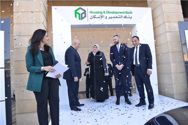 بنك التعمير والإسكان يحتفل بتسليم الفائز الرابع سيارة مرسيدس A180