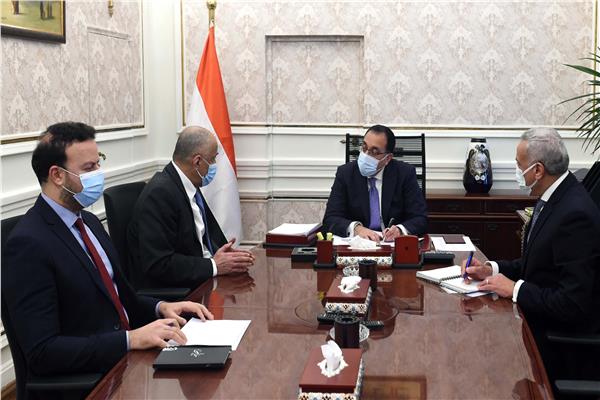 رئيس الوزراء يلتقى محافظ البنك المركزى