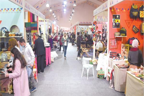  إقبال كثيف من الجمهور فى أول أيام المعرض