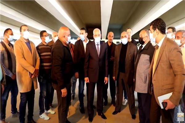 محافظ الجيزة يتفقد مواقف وساحات الإنتظار الحضارية المقامة أسفل محور الفريق كمال عامر بالعمرانية 