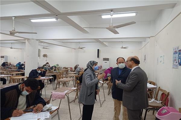 نائب رئيس جامعة أسيوط يتفقد سير أعمال إمتحانات الدراسات العليا
