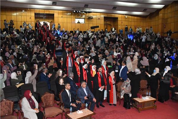  رئيس جامعة القناة يشهد يوم تخريج الدفعة الرابعة والثلاثين لكلية الطب البشرى