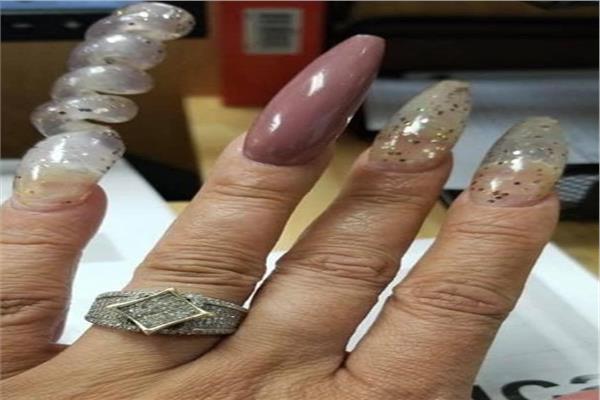 صالون تجميل يزين أظافرعميلاته بأشكال مستوحاة من لعبة الحبار