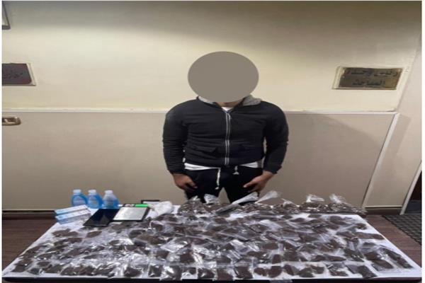 المتهم وبحوزته المضبوطات