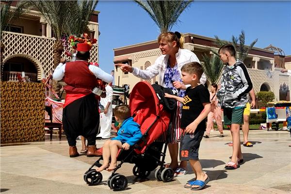 بعد الحرب والإقامة المجانية  .. كيف أصبحت علاقة الروس والأوكران على شواطئ الغردقة ؟