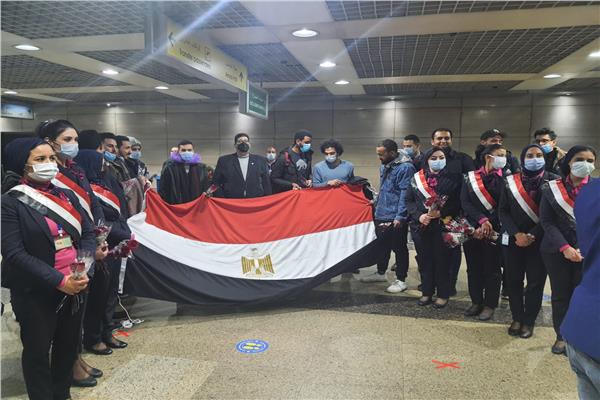 المطار يستقبل الطلاب العائدين بالعلم المصرى