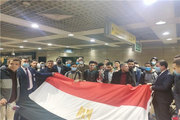 طلاب مصر العائدون يهتفون " تحيا مصر " وسط رفرفة الإعلام المصرية