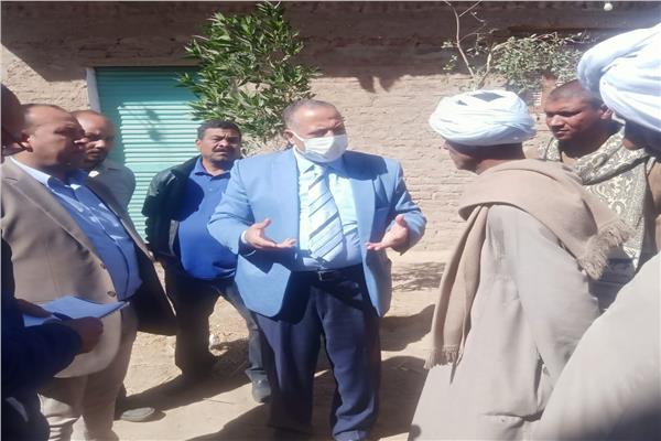 سكرتير عام قنا يتفقد المركز التكنولوجي