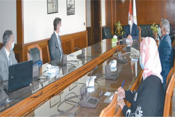 وزير الرى خلال اجتماعه مع ممثل الأمم المتحدة