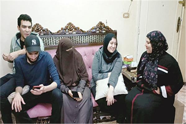 أحمد وسمر مع الأسرة بعد العودة من أوكرانيا