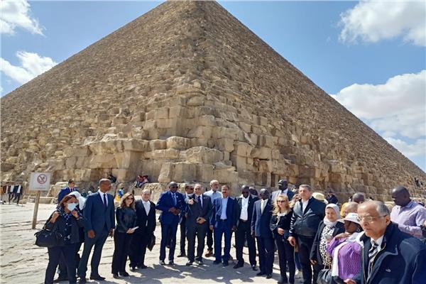 وفد البرلمانيين العرب للسكان والتنمية يزور الاهرامات ومصنع البرديات ‎‎