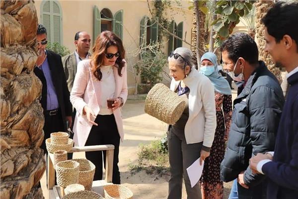 نائب محافظ الجيزة أثناء تفقد معروضات أصحاب الحرف بالبدرشين