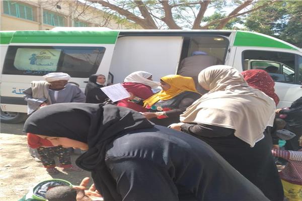 صحة قنا .. الكشف على 1042 حالة خلال قافلة طبية مجانية بالبحري قمولا ضمن حياه كريمة 