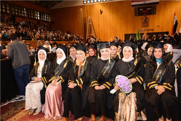 رئيس جامعة أسيوط يكرم خريجي الدفعة 55 من كلية الطب