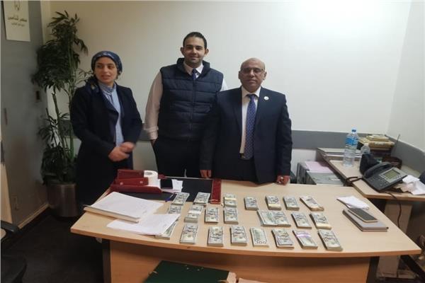 جمارك مطار القاهرة تضبط  تهريب كمية من النقد الأجنبى