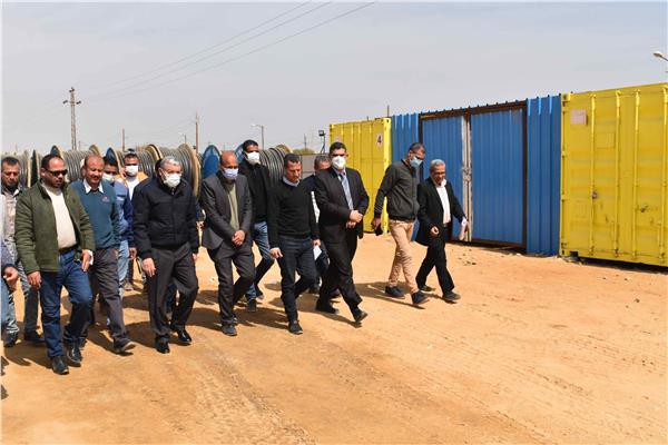 محافظ المنيا يتفقد مشروعات المبادرة الرئاسية "حياة كريمة "بقرية الأقدام خمسة بمركز العدوة