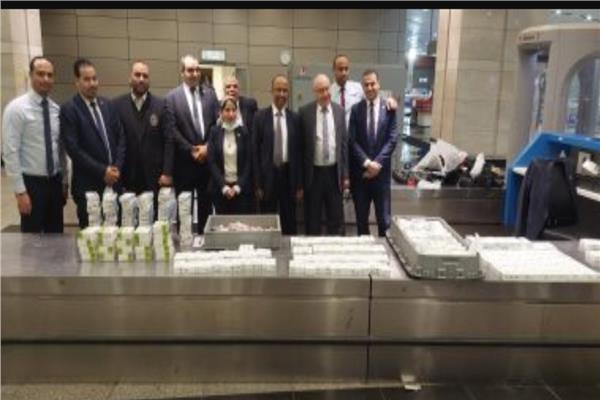 سلطات جمارك مطار القاهرة الدولي وأمامها المضبوطات