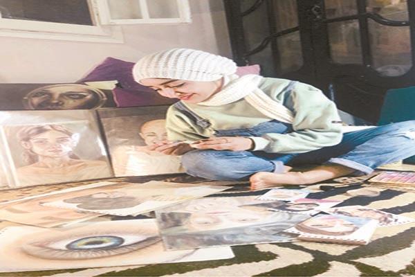 مايا تناقش قضايا الإنسانية بلوحات «المكياج»