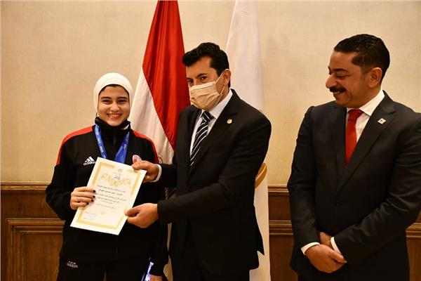 وزير الرياضة يكرم منتخب مصر للكاراتيه التقليدي بعد الفوز بكأس القارات