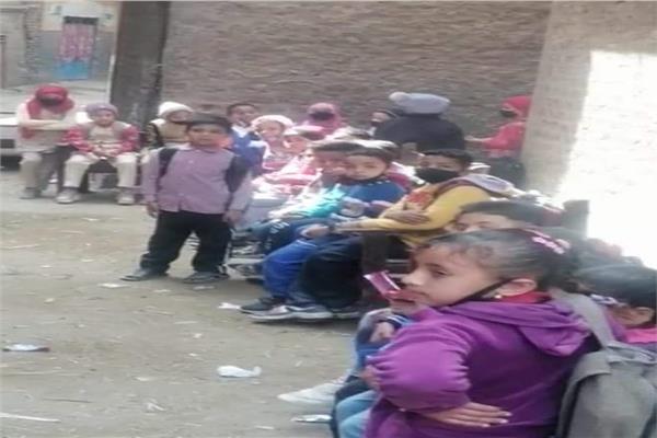  تلاميذ مدرسة بقنا يقدمون واجب العزاء في وفاة " جنى وعزة"