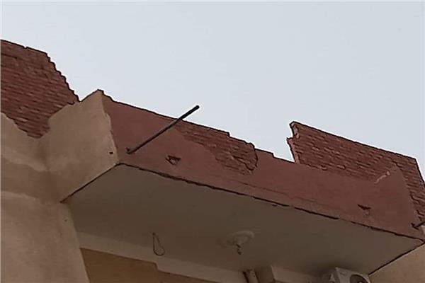 انهار سور فوق سيارة ملاكى بسبب العواصف الرملية