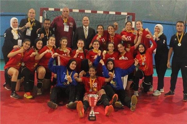 السفير المصري لدى غينيا كوناكري يحتفي بمنتخبيّ مصر للشابات والناشئات لكرة اليد  