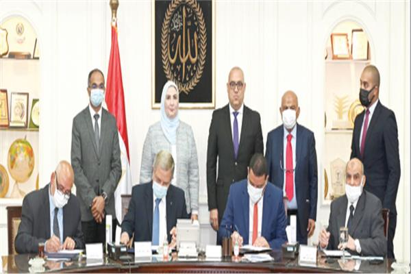 د. عاصم الجزار ود. نيفين القباج خلال توقيع البروتوكول
