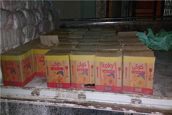  ٦٠٠ زجاجة زيت أثناء تهريبهم بالسوق السوداء بالبحيرة