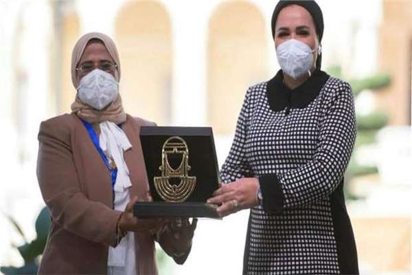 تكريم قرينة الرئيس السيسى لإيمان جنيدى أول مايسترو سيدة 