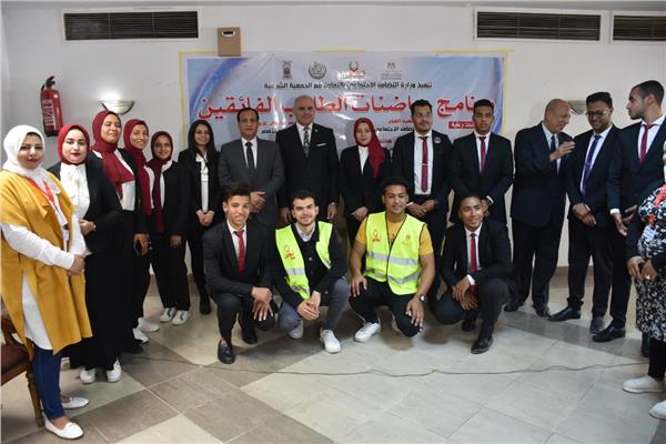 معسكر قادرون باختلاف 