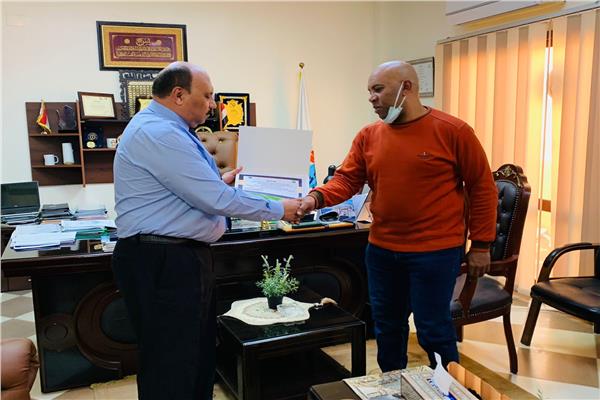 اللواء عصمت يكرم العاملين 