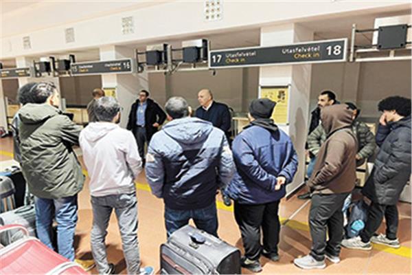 الطلاب المصريين اثناء مغادرتهم المجر