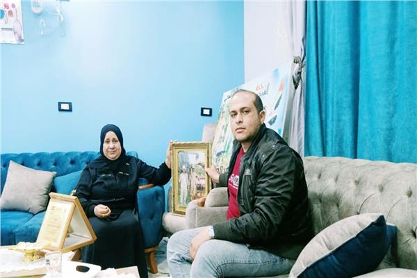 محرر بوابة أخبار مع والدة الشهيد