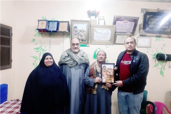 محرر بوابة أخبار مع أسرة الشهيد