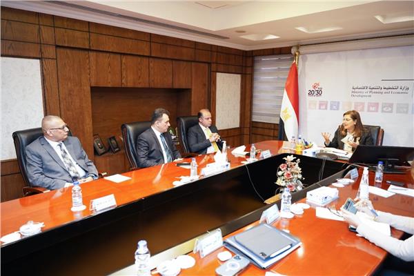 وزيرة التخطيط خلال الاجتماع