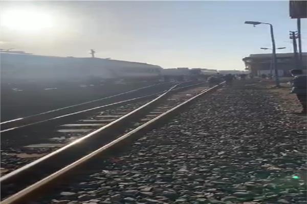 انفصال عربات قطار بعد خروجها من محطة سكة حديد طنطا
